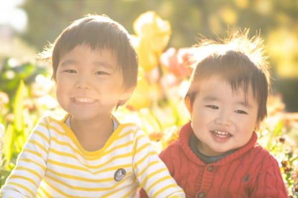 子どもが2人並んで笑っている様子