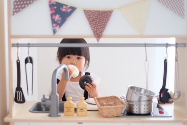 おままごとキッチンで遊ぶ子ども