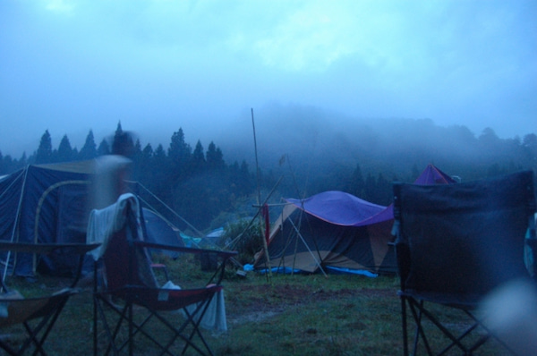 雨のキャンプ