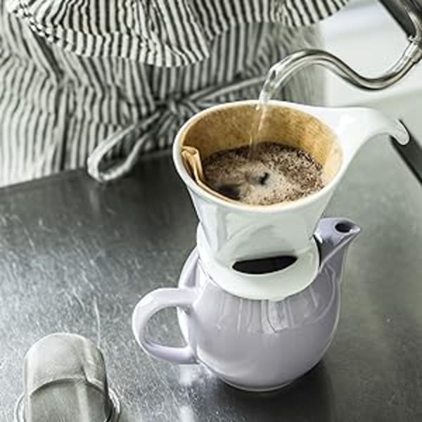 陶器のコーヒードリッパーでコーヒーを淹れる