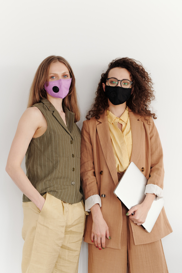マスクをする2人の女性