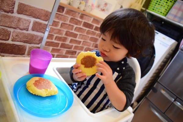 子どもがおやつを食べる様子