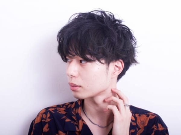 ヘアセットをした男性