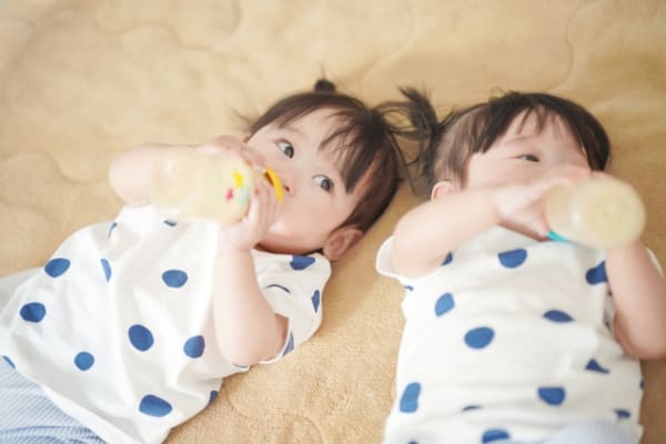 ミルクを飲む2人の子ども