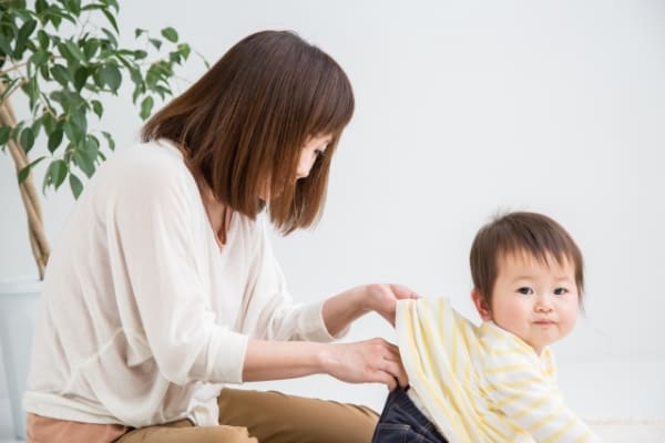 赤ちゃんのおしりを確認するママ