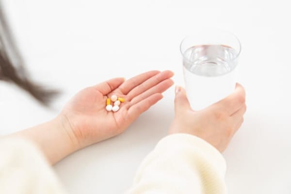 薬を飲もうとしている女性