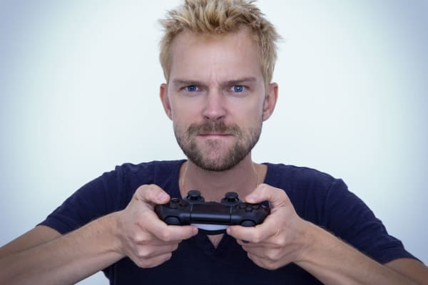 PS4コントローラーを持っている男性