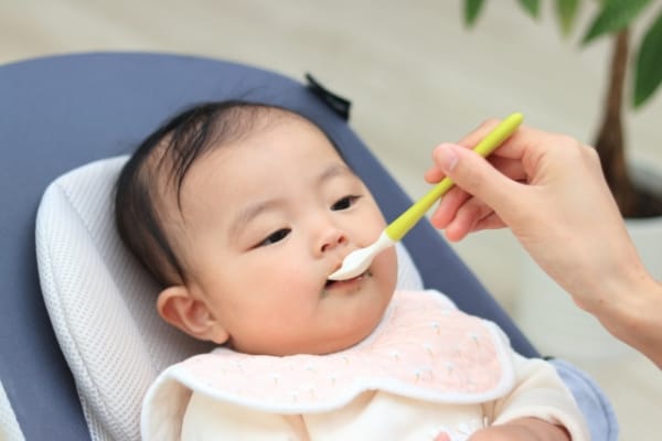 離乳食初期向けスプーンのおすすめ人気ランキング12選！温度で色が変わる商品も紹介