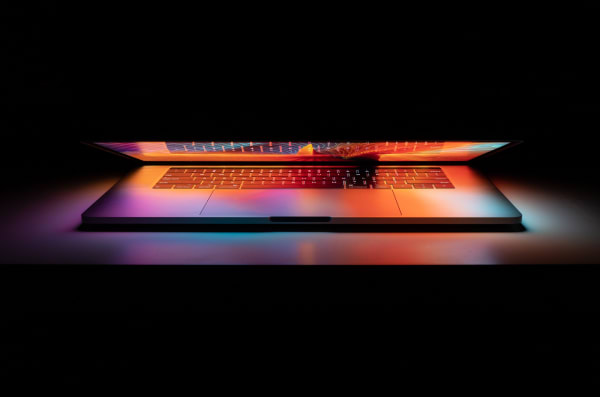 暗闇の中のノートパソコン