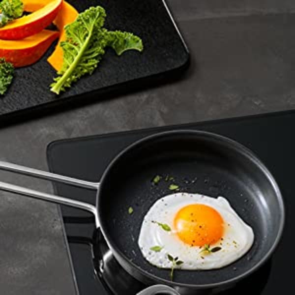 ステンレス製フライパンで目玉焼きを作る