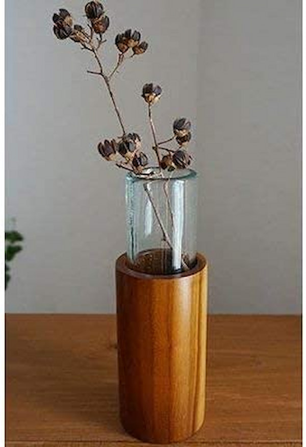 木とガラスを組み合わせた花瓶