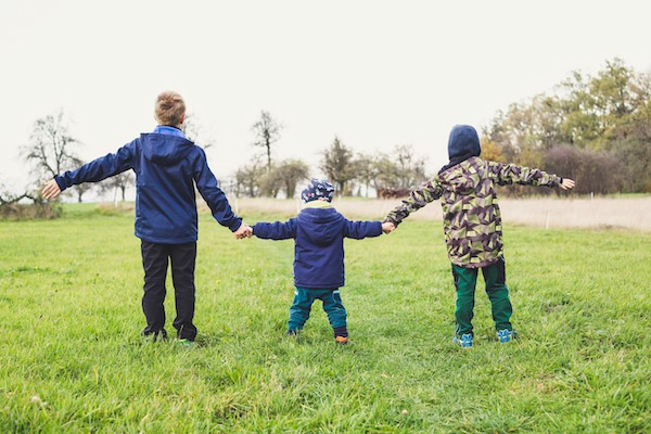 3人の子どもの後ろ姿