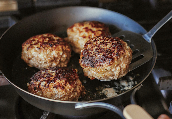 ハンバーグを焼く鉄フライパン