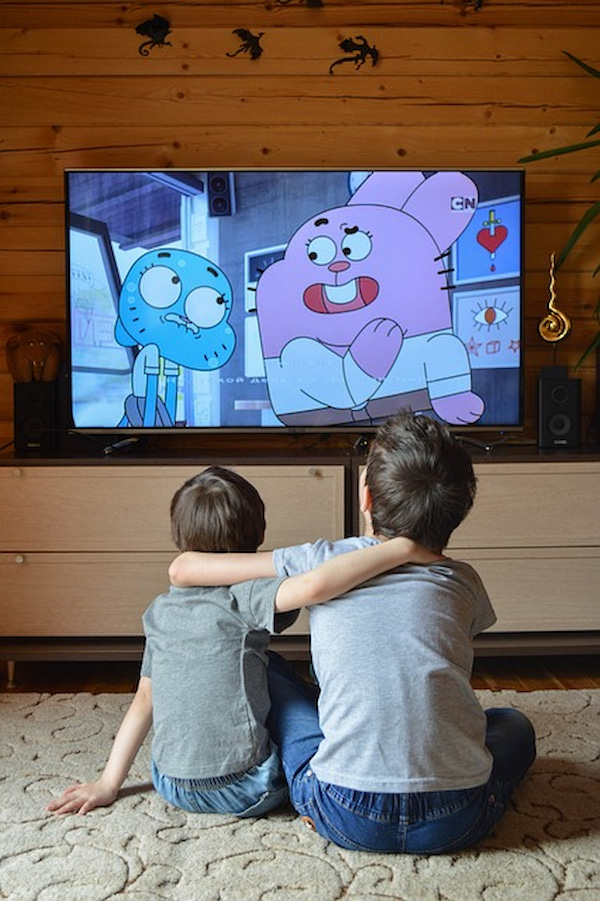 テレビでアニメを観る子ども
