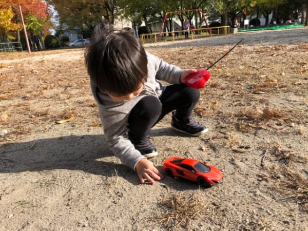 ラジコン式の働く車おもちゃ