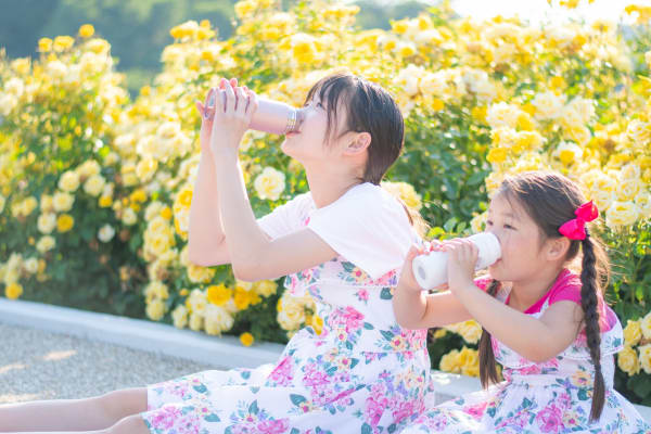 水分補給をする2人の女の子