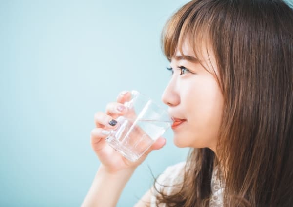 水を飲む女性