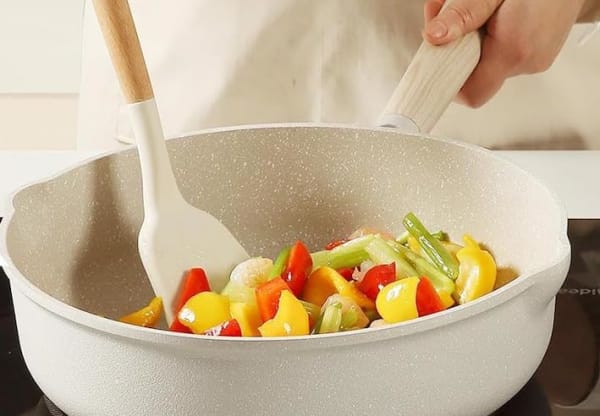 樹脂製のヘラで調理