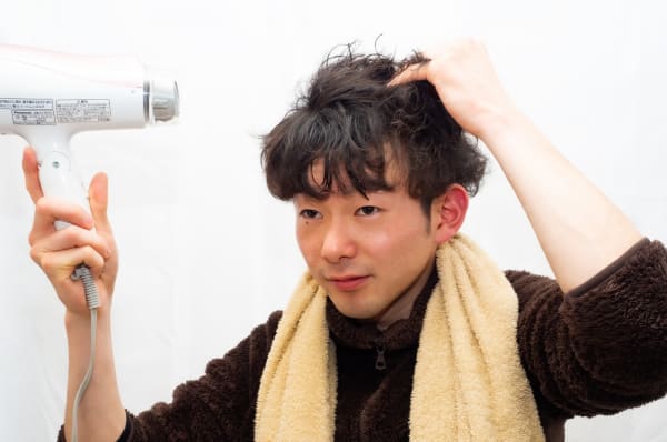 ドライヤーで髪を乾かすメンズ