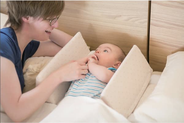 赤ちゃんの寝返り対策に！寝返り防止クッションのおすすめランキング6選！いつまで使う？