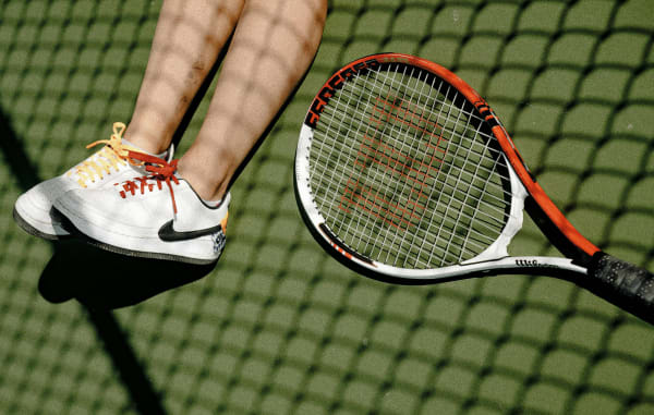 テニスラケットと脚