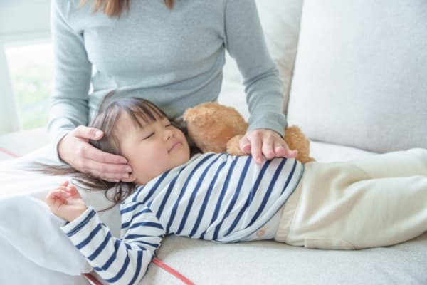 寝かしつけられている子ども