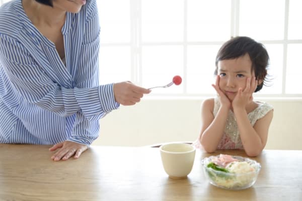 食べ物の好き嫌いをする子ども