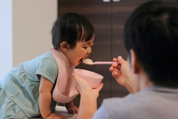 離乳食を食べる子ども