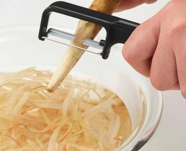縦型ピーラーでごぼうのささがきを作る