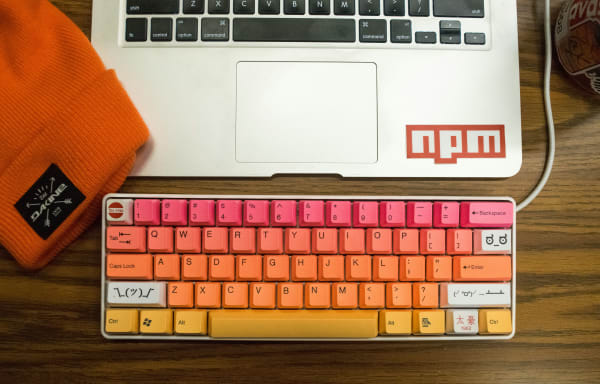 オレンジとピンクのテンキーレスキーボード