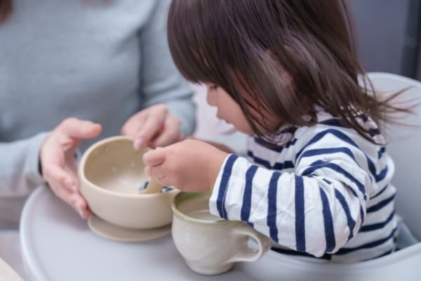 スプーン食べを練習する子ども