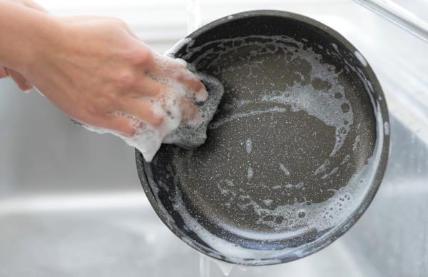 フライパンを洗う
