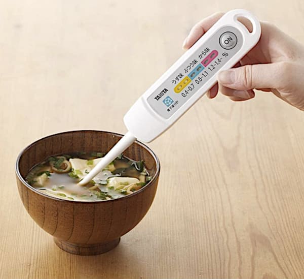 塩分濃度計で味噌汁の塩分を測る