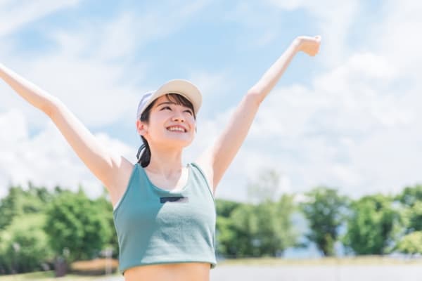 腕を伸ばす女性