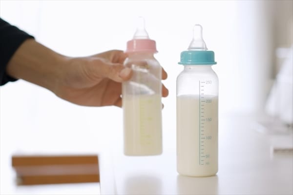 哺乳瓶に入った育児用ミルク