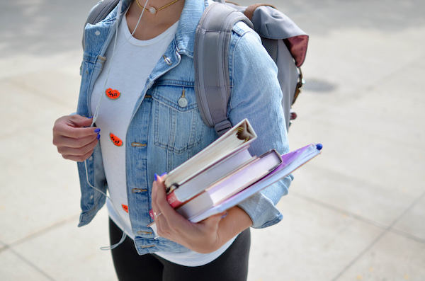 教科書を持ち運ぶ女性