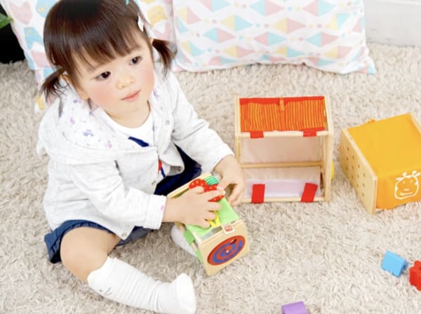 型はめパズルで遊ぶ1歳前後の子ども