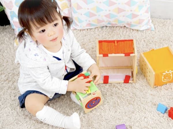 型はめパズルで遊ぶ1歳前後の子ども