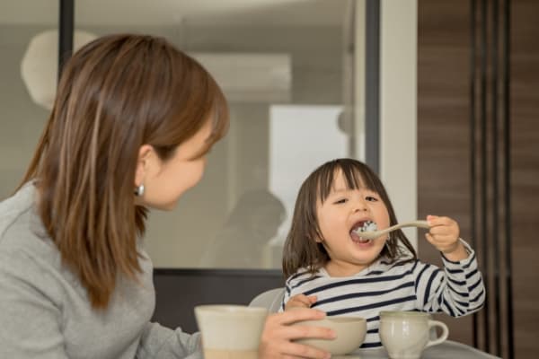 ご飯を頬張る子ども