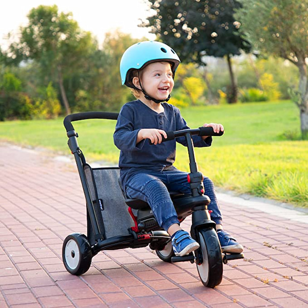 三輪車に乗る子ども