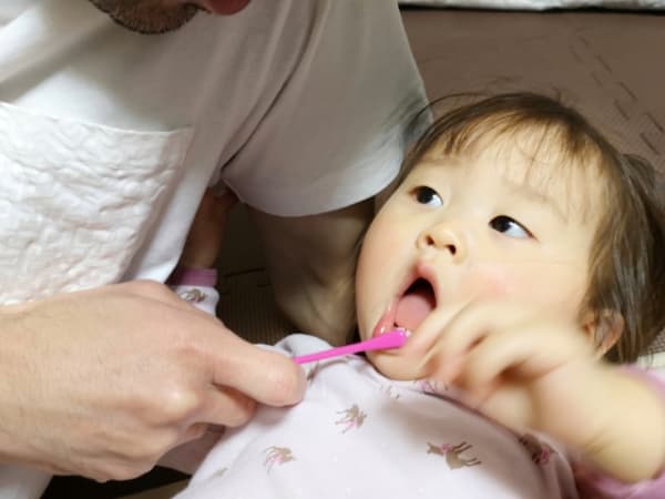 仕上げ磨きをする子ども