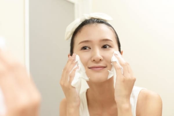 洗顔をする女性