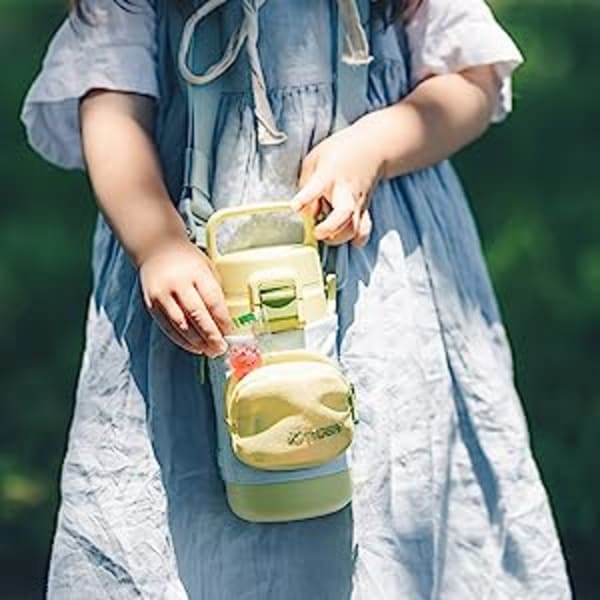 水筒を肩から下げている子ども