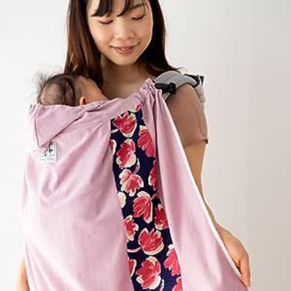 DORACOの夏用抱っこ紐ケープを使う女性と赤ちゃん