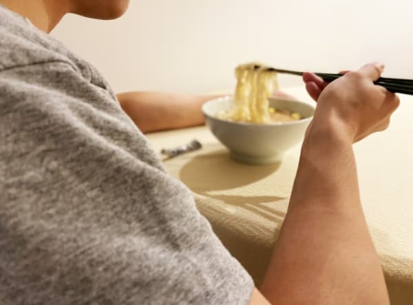 ラーメンを食べる男性