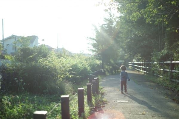 早朝に散歩する子ども