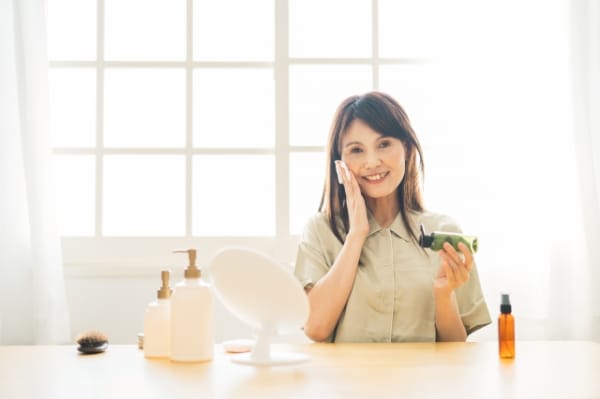 拭き取り化粧水を使う女性