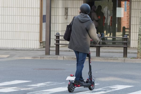 電動キックボードに乗る人の後ろ姿