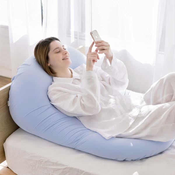 MOGU 雲にのる夢枕の上で携帯を見ている女性