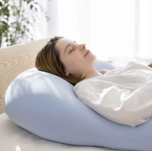 MOGU 雲にのる夢枕で眠る女性